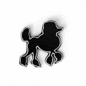 Puede incluir: Parche de caniche negro con contorno bordado en blanco. El parche presenta una silueta de perro caniche. El parche probablemente está hecho de tela y está diseñado para ser cosido o planchado en ropa o accesorios.