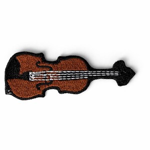 Puede incluir: Parche bordado de un violín marrón con ribetes negros y cuerdas blancas. El parche tiene forma de violín y está sobre un fondo blanco. Un parche con temática de instrumentos musicales.