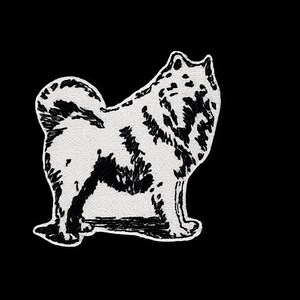 Può includere: Toppa ricamata in bianco e nero raffigurante un cane stilizzato in posizione eretta. Il pelo del cane è raffigurato con dettagliate linee e ombreggiature nere, su sfondo bianco. La toppa è probabilmente per abbigliamento o accessori.