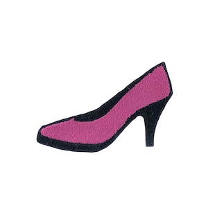 Peut inclure: Une chaussure à talon haut rose avec un contour noir. La chaussure est en tissu et a une pointe pointue.