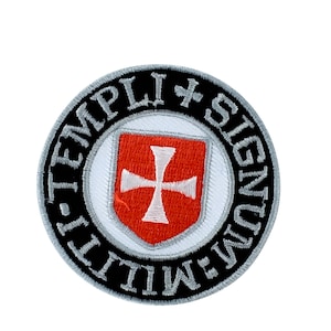 Peut inclure: Un écusson brodé noir et blanc avec un bouclier rouge et une croix blanche. Le texte autour du bouclier est "Templis Signum Milit-".