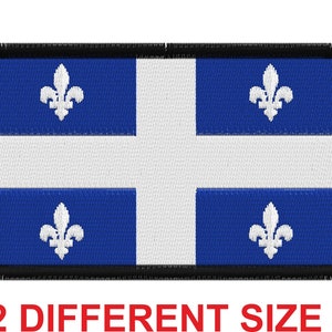 Pode incluir: Um remendo bordado azul e branco com a bandeira de Quebec, apresentando uma cruz branca e quatro flores-de-lis brancas sobre um fundo azul. O remendo tem uma borda preta com uma borda desfiada.