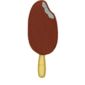 Pode incluir: Remendo bordado de um sorvete coberto de chocolate em um palito. O sorvete é marrom com uma mordida na parte superior, revelando um interior branco. O palito é amarelo.
