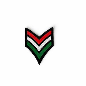 Può includere: Toppa ricamata con un design a forma di gallone. La toppa presenta una combinazione di colori rosso, bianco e verde, bordata di nero. La toppa ha la forma di una freccia rivolta verso il basso.