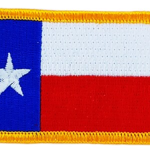 Peut inclure: Un patch brodé bleu, blanc et rouge avec une étoile blanche dans la section bleue. Le patch est entouré d'une bordure jaune.