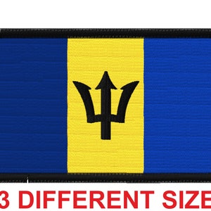 Könnte beinhalten: Gestickter Aufnäher mit der Flagge von Barbados. Das Flaggen-Design zeigt vertikale Streifen in Blau und Gelb mit einem schwarzen Dreizack in der Mitte. Der Text "3 DIFFERENT SIZE" ist unten in Rot dargestellt.