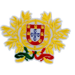 Könnte beinhalten: Ein weißer gestickter Aufnäher mit einem goldenen und roten portugiesischen Wappen. Das Wappen zeigt einen Schild mit einem weißen Kreuz und fünf blauen Schilden. Der Schild ist von einem Kranz aus Olivenzweigen und einem roten Band umgeben.