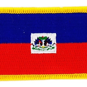 Puede incluir: Un parche rectangular bordado con la bandera de Haití. La bandera presenta dos bandas horizontales de azul y rojo con un escudo de armas blanco en el centro. El parche tiene un borde amarillo.