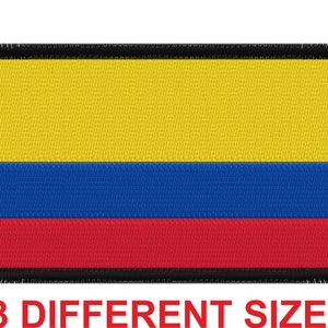 Puede incluir: Un parche bordado amarillo, azul y rojo con un borde negro y bordes deshilachados. El parche presenta los colores de la bandera colombiana.