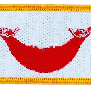 Pode incluir: Um remendo branco com um contorno vermelho da Ilha de Páscoa, rodeado por uma borda amarela.