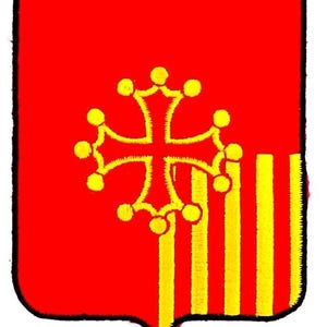 Puede incluir: Un escudo rojo con una cruz amarilla y rayas verticales. La cruz tiene extremos redondeados y está centrada. Rayas verticales amarillas en el lado derecho, con un borde negro.