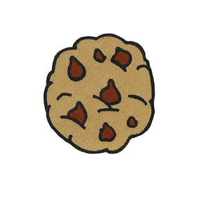 Peut inclure: Un écusson brodé en forme de cookie aux pépites de chocolat. Le biscuit est beige avec des pépites de chocolat marron foncé et un contour marron foncé. Fond blanc.