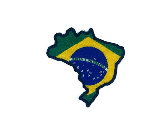 Puede incluir: Un parche bordado con la forma del contorno de Brasil, con la bandera brasileña en verde, amarillo y azul.