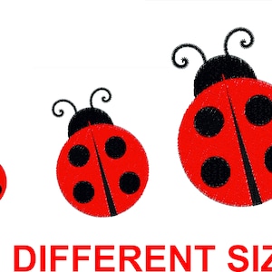 Puede incluir: Tres mariquitas rojas con manchas negras y patas negras, de diferentes tamaños. Las mariquitas están sobre un fondo blanco.