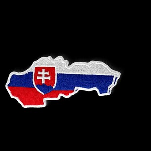 Pode incluir: Patch bordado em forma da Eslováquia, com as cores da bandeira nacional: vermelho, branco e azul. O patch inclui o brasão eslovaco, uma cruz dupla branca sobre um escudo vermelho. O patch tem uma borda branca sobre um fundo preto.