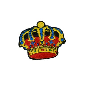 Può includere: Toppa ricamata di una corona reale. La corona presenta una base rossa, dettagli gialli e blu e piccole croci blu. La toppa è progettata per essere stirata o cucita su tessuto.