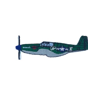 Puede incluir: Parche bordado de un avión verde y gris con una hélice azul. El parche presenta un diseño detallado de un avión vintage, perfecto para añadir a chaquetas, bolsos u otros artículos de tela.