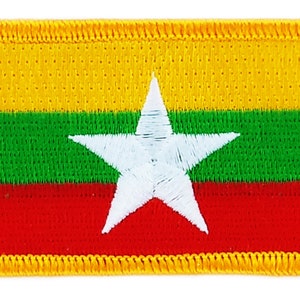 Op de afbeelding: Geborduurde patch met de vlag van Myanmar. De rechthoekige patch heeft een gele rand en toont het ontwerp van de vlag: een gele bovenkant, een groene midden, een rode onderkant en een witte ster in het midden.