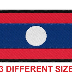 Op de afbeelding: Een geborduurde patch met de vlag van Laos. De vlag is rood, blauw en wit, met een witte cirkel in het midden van een blauwe band en rode banden boven en onder.