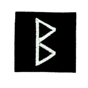 Könnte beinhalten: Ein quadratischer schwarzer Aufnäher mit einem weißen gestickten Design. Das Design ist ein stilisiertes "B", das aus zwei verbundenen Dreiecken gebildet wird. Der Aufnäher ist wahrscheinlich für Kleidung oder Accessoires.