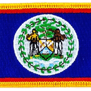 Può includere: Toppa ricamata della bandiera del Belize. La bandiera è blu con uno stemma al centro. Lo stemma presenta uno scudo rosso con un'onda bianca, due uomini che tengono delle asce e un albero verde.