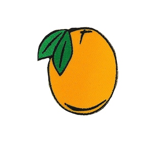 Op de afbeelding: Geborduurde patch met een oranje vrucht met groene bladeren. De sinaasappel heeft een heldere, effen kleur met een zwarte omtrek, en de bladeren zijn in een contrasterend groen. Geschikt voor kleding of accessoires.