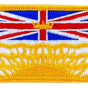Può includere: Una toppa ricamata gialla con la bandiera della British Columbia. La bandiera ha un campo blu con una croce rossa e una corona bianca. La metà inferiore della bandiera è bianca con un sole stilizzato giallo.