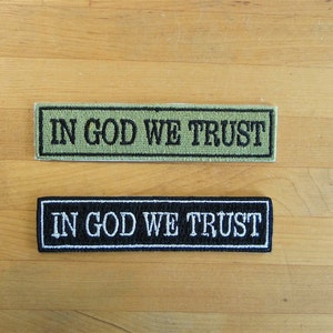 以下が含まれることがあります： 「In God We Trust」という文字が、緑色のパッチに黒で、黒いパッチに白で刺繍された、長方形の2つのパッチです。