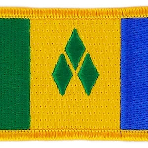 以下が含まれることがあります： 中央に緑色のひし形が刺繍された、黄色、緑、青の刺繍パッチ。パッチは黄色の縁取りがされています。
