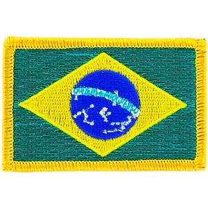 Könnte beinhalten: Gestickter Aufnäher mit der brasilianischen Flagge. Das Design zeigt ein grünes Rechteck mit einer gelben Raute in der Mitte. In der Raute befindet sich ein blauer Kreis mit einem weißen Band und Sternen. Der Aufnäher ist mit gelben Nähten eingefasst.