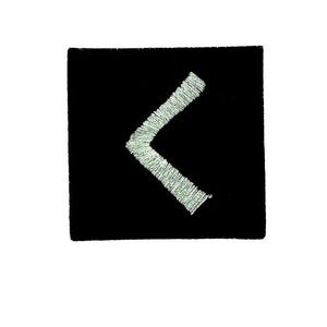 Könnte beinhalten: Ein schwarzer quadratischer Aufnäher mit einem hellgrünen, gestickten Chevron-Design. Der Chevron ist nach links geneigt und setzt einen visuellen Akzent. Geeignet für Kleidung oder Accessoires.