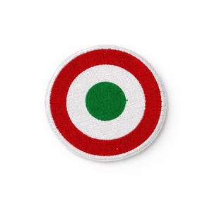Peut inclure: Écusson rond brodé avec un motif de cercles concentriques rouges, blancs et verts. L'écusson a une bordure blanche et est probablement un emblème ou un insigne.