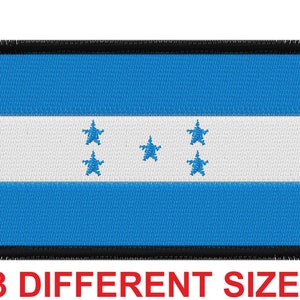 Op de afbeelding: Een geborduurde patch met de vlag van Honduras. De vlag is blauw met een witte horizontale streep in het midden. Er zijn vijf witte vijfpuntige sterren op de witte streep. De patch heeft een zwarte rand.