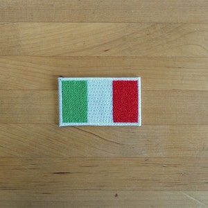 Op de afbeelding: Een klein geborduurd patch met de Italiaanse vlag. Het patch is groen, wit en rood.