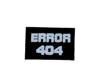 Puede incluir: Parche de tela negro con texto bordado en blanco que dice "ERROR 404".