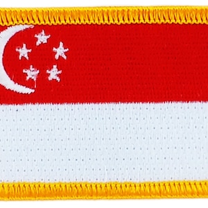 Puede incluir: Un parche bordado rojo y blanco con un borde amarillo. El parche presenta la bandera de Singapur, con una luna creciente y cinco estrellas en la esquina superior izquierda.