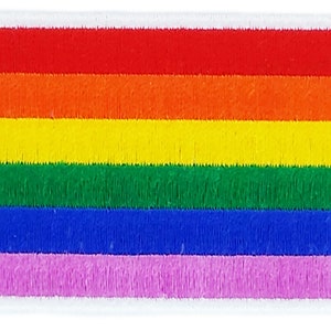 以下が含まれることがあります： 赤、オレンジ、黄色、緑、青、ピンクの6本の水平なストライプを持つレインボー・プライド・フラッグ・パッチ。パッチは刺繍されており、白い縁取りがあります。