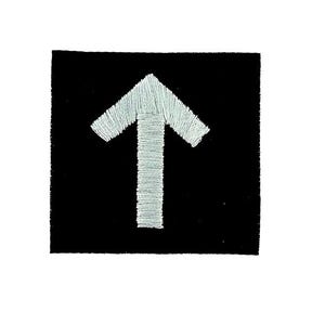 Może przedstawiać: Czarna, kwadratowa naszywka z białym, haftowanym strzałką skierowaną w górę. Strzałka wykonana jest z grubych, teksturowanych nici, a naszywka ma czysty, minimalistyczny design. Idealna na kurtki, torby lub inne przedmioty z tkaniny.