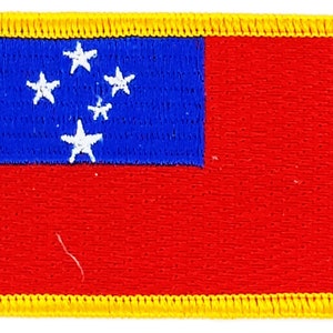 Könnte beinhalten: Ein blauer und roter gestickter Aufnäher mit gelbem Rand. Der blaue Teil zeigt fünf weiße fünfzackige Sterne. Der Aufnäher ist eine Darstellung der Flagge von Samoa.