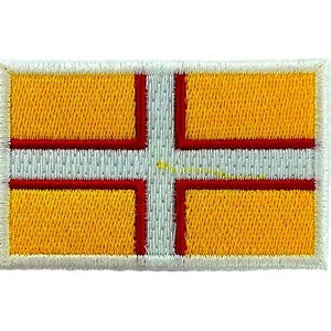 Op de afbeelding: Geborduurde patch met een gele kruis op een gele achtergrond, een witte horizontale streep en rode randen. De patch heeft een witte rand en is rechthoekig van vorm.