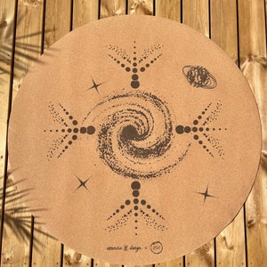 Round meditation mat made of cork and natural rubber