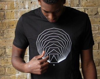 Schwarzes geometrisches T-Shirt, T-Shirt aus Bio-Baumwolle, T-Shirt mit heiliger Geometrie, minimalistisches schwarzes Top, abstraktes schwarzes T-Shirt, grafisches T-Shirt