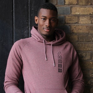 Op de afbeelding: Een maroon hoodie met een zwart geometrisch ontwerp aan de linkerkant van de borst.