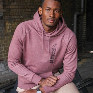 Op de afbeelding: Een maroon hoodie met een zwart geometrisch ontwerp op de voorkant. De hoodie heeft een capuchon met trekkoord en een kangoeroezak.