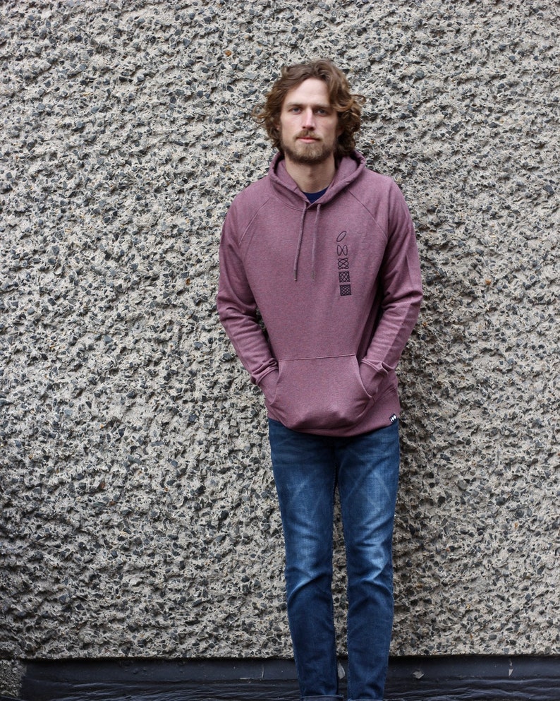 Op de afbeelding: Een maroon hoodie met een verticale rij symbolen die op de voorkant zijn gedrukt. De symbolen omvatten een cirkel, een vierkant, een driehoek en een rechthoek.