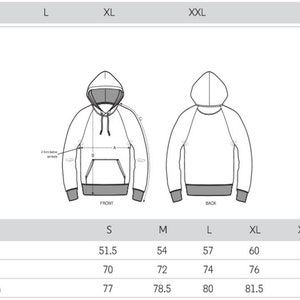 Op de afbeelding: Maattabel voor een hoodie met maten in centimeters voor de halve borst, de lichaamslengte en de mouwlengte. De maten vari&euml;ren van S tot XXXL.