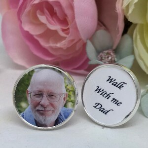 Peut inclure: Deux boutons de manchette commémoratifs argentés. Un bouton de manchette présente une photo d'un homme avec une barbe blanche et des lunettes. L'autre bouton de manchette porte le texte "Walk with me Dad" en écriture cursive noire.