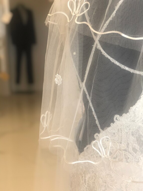 Ivory 3 Tier Fingertip Wedding Veil: Lace Flowers & Pearls  display picture 3