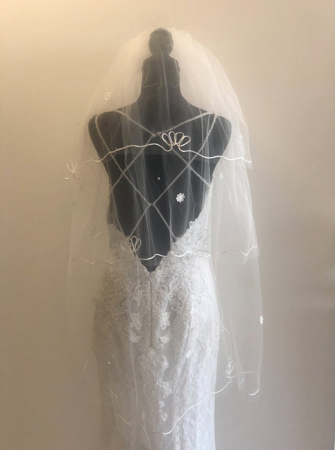 Ivory 3 Tier Fingertip Wedding Veil: Lace Flowers & Pearls  display picture 2