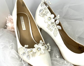 Perle & Strass Brautschuhclips: Porzellanblume Hochzeit Accessoire